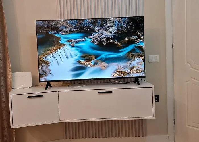 Juar - Modern Gasthuis Tirana